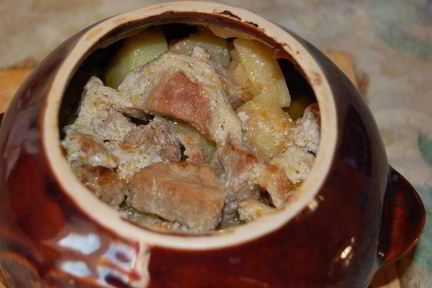 Жаркое со свининой в горшочках