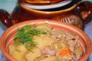 Жаркое со свининой в горшочке