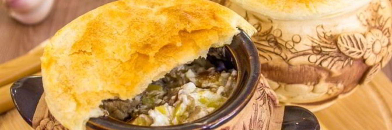 Жаркое в горшочках под крышечкой из теста