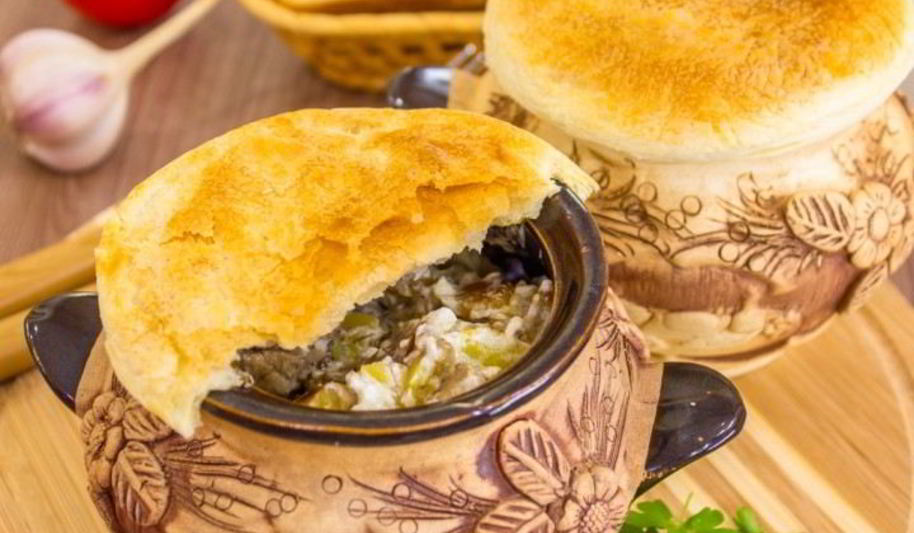 Рецепт жаркого в горшочках под крышечкой из теста