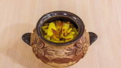 жаркое в горшочках под крышечкой из теста