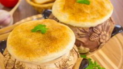 жаркое в горшочках под крышечкой из теста