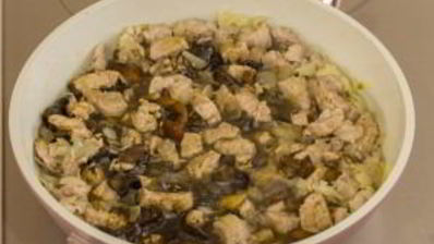 жаркое в горшочках под крышечкой из теста