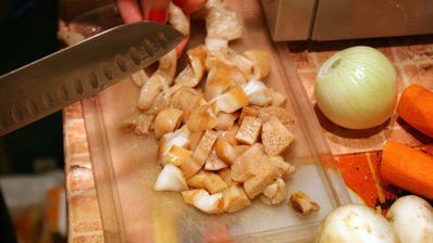 жаркое в горшочках с курицей и грибами