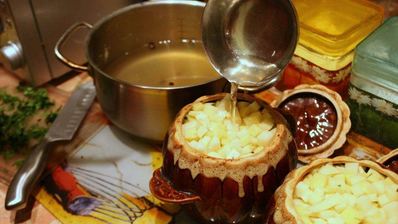 жаркое в горшочках с курицей и грибами