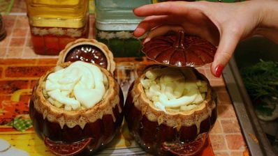 жаркое в горшочках с курицей и грибами