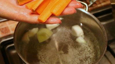 жаркое в горшочках с курицей и грибами