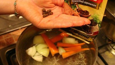 жаркое в горшочках с курицей и грибами