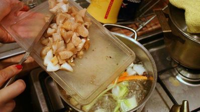 жаркое в горшочках с курицей и грибами