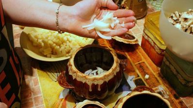 жаркое в горшочках с курицей и грибами