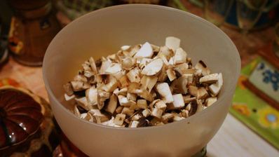 жаркое в горшочках с курицей и грибами