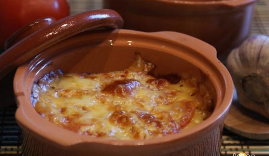 Рецепт жаркого в горшочке по-домашнему с сырной шапочкой