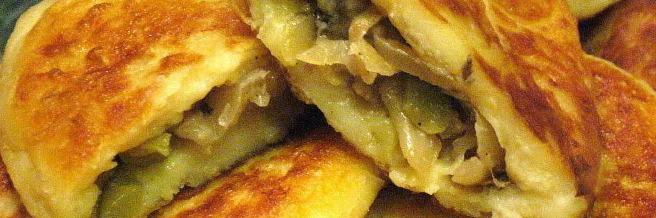 Картофельные зразы с капустой, грибами и солеными огурцами