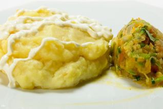 Картофельные зразы с капустой и кабачковой икрой