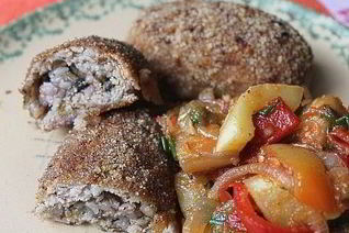 Куриные зразы с грибами и гречкой и овощное соте на гарнир