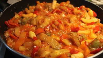 куриные зразы с грибами и гречкой и овощное соте на гарнир