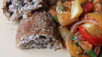 куриные зразы с грибами и гречкой и овощное соте на гарнир