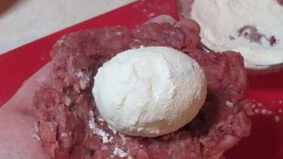 куриные зразы с яйцом и луком и шотландское яйцо