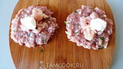 мясные зразы с начинкой из курицы