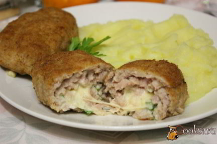 Мясные зразы с сыром, яйцом и зеленью