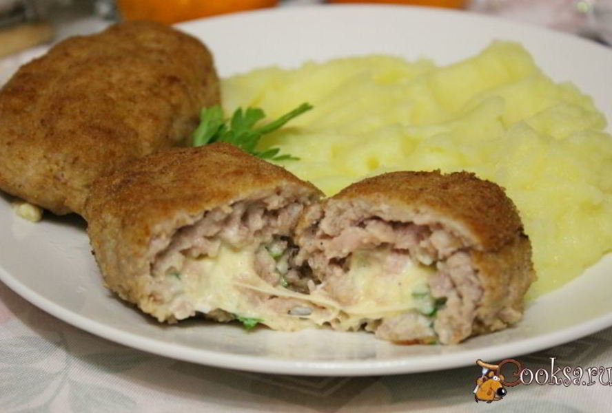 Мясные зразы с сыром, яйцом и зеленью