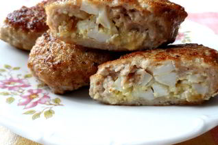 Мясные зразы с яйцом и луком