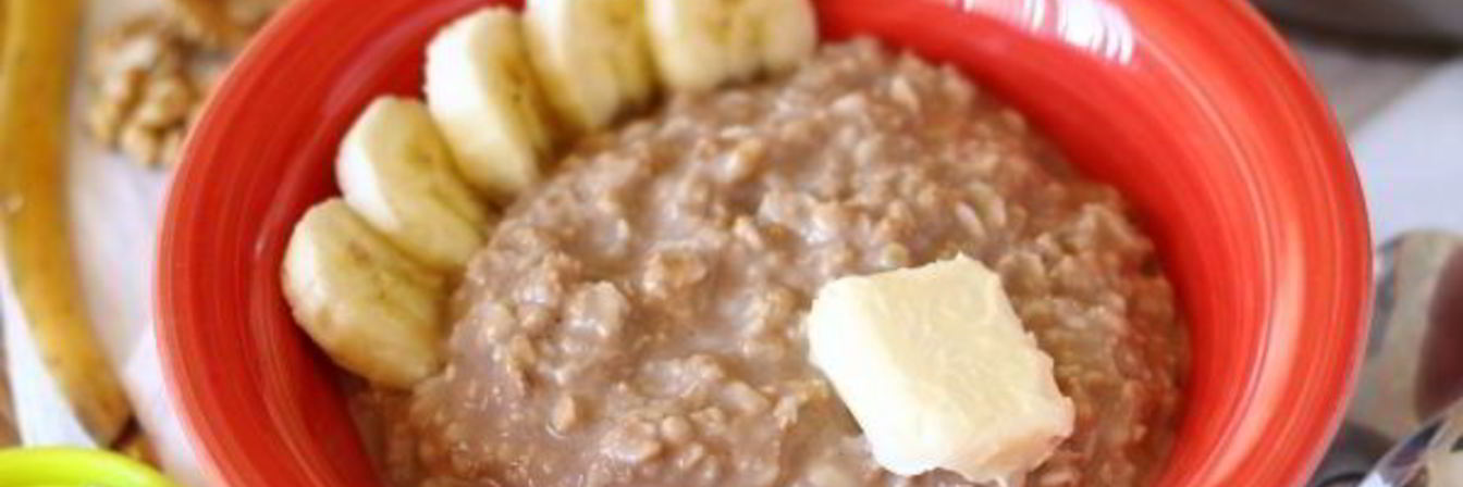 Геркулесовая каша с бананом и орехами