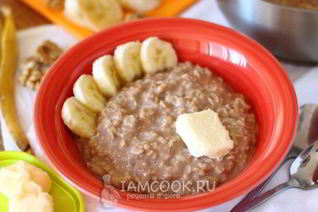 Геркулесовая каша с бананом и орехами