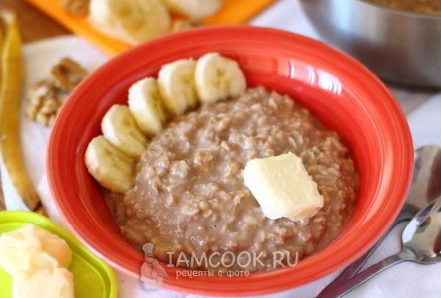 Геркулесовая каша с бананом и орехами