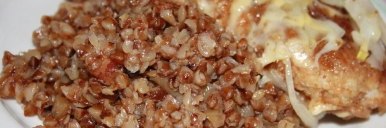 Ароматная гречка с луком и беконом