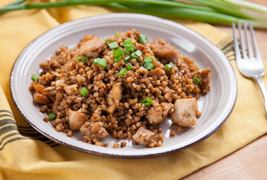 Гречка по-купечески с курицей и зеленым луком