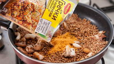 гречка по-купечески с курицей и зеленым луком