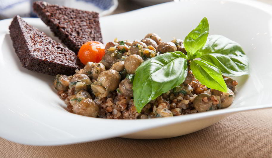 Рецепт гречки с грибами и чесночными гренками