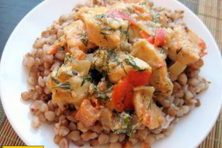 Гречка с курицей и помидорами