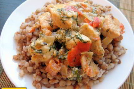 Гречка с курицей и помидорами