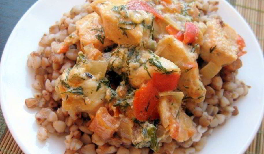 Рецепт гречки с курицей и помидорами