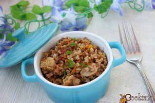 Гречка с курицей в томатно-грибном соусе