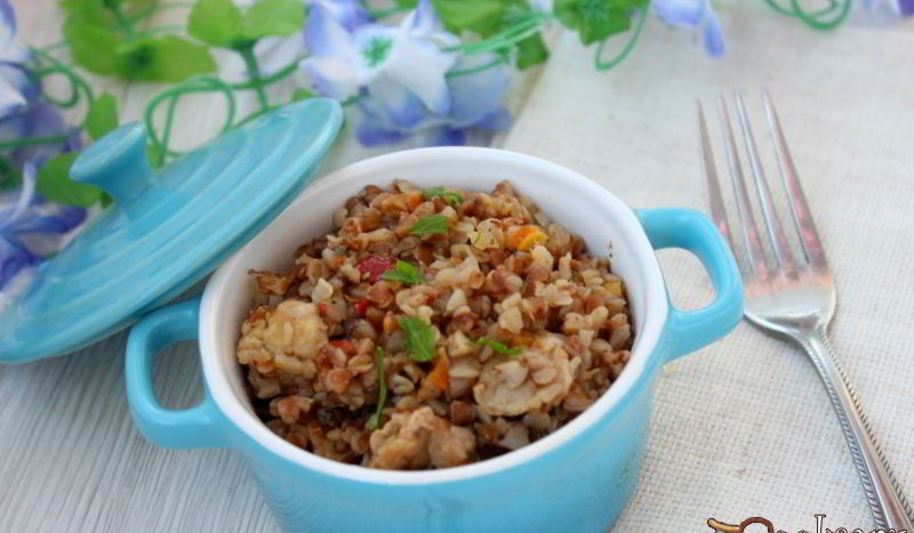 Рецепт гречки с курицей в томатно-грибном соусе