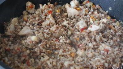 гречка с курицей в томатно-грибном соусе