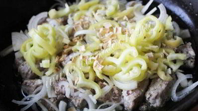 гречка с мясом, тушеная в сметане