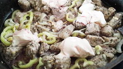 гречка с мясом, тушеная в сметане