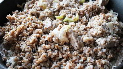 гречка с мясом, тушеная в сметане