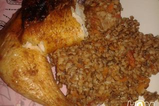 Гречка с овощами и грибами в томатном соусе