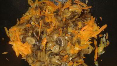 гречка с овощами и грибами в томатном соусе