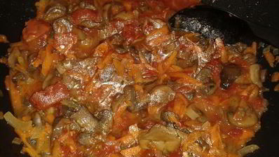 гречка с овощами и грибами в томатном соусе