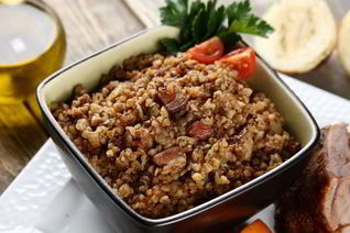 Гречка с овощами и копченостями