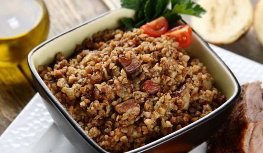 Рецепт гречки с овощами и копченостями