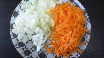 гречка с овощами и мясной тушенкой