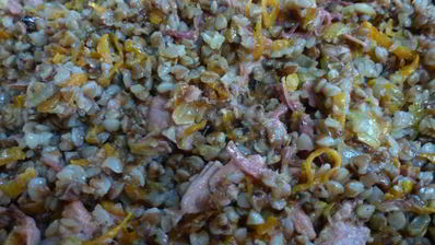 гречка с овощами и мясной тушенкой