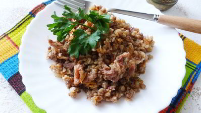 гречка с овощами и мясной тушенкой